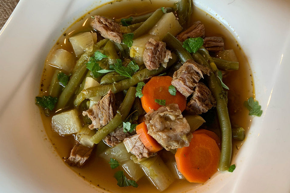 Grüne Bohnensuppe mit Rindfleisch