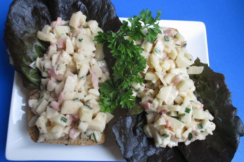 Schweizer Käsesalat im Brötchen