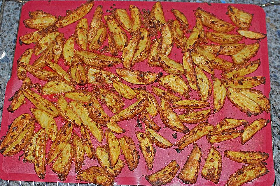 Würzige Kartoffelecken (potatoes fries)