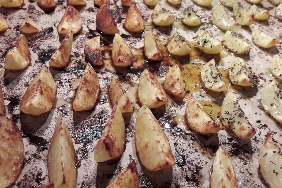 Würzige Kartoffelecken (potatoes fries)