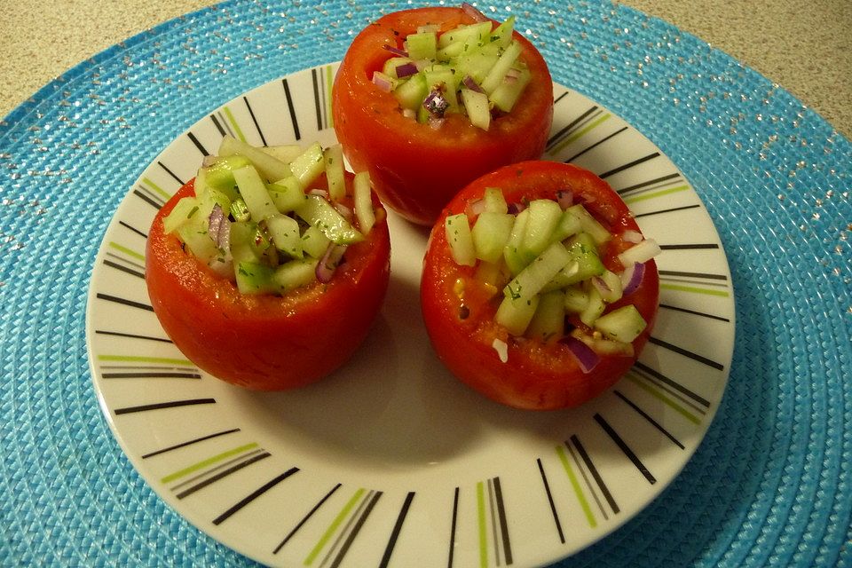 Tomaten, gefüllt mit Gurkensalat