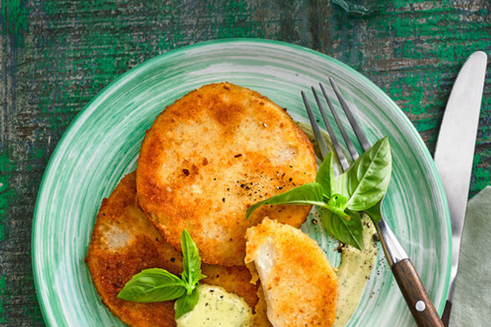 Gebratene Kohlrabischeiben mit Basilikumschaum