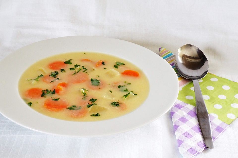 Kohlrabicremesuppe mit Möhrenscheibchen