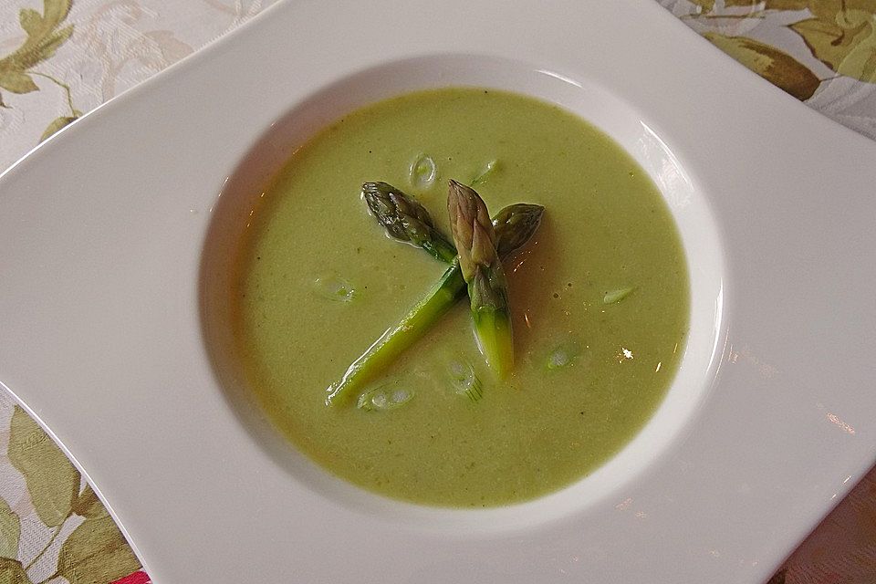 Grüne Spargelcremesuppe