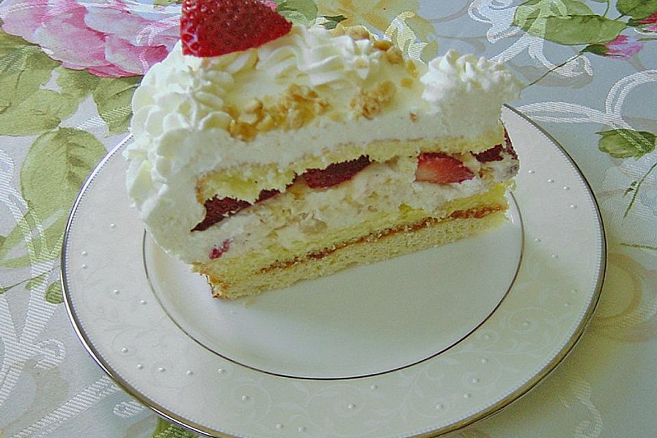 Erdbeer - Nusskrokant - Torte