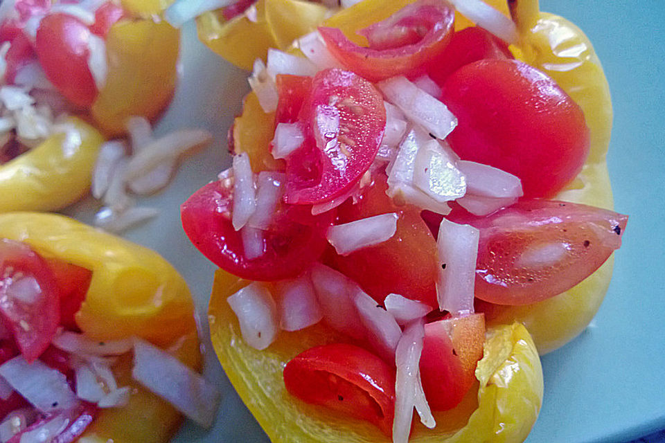 Tomatensalat in Paprikakörbchen