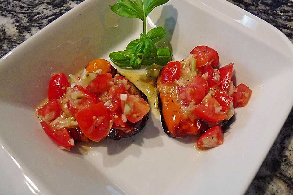 Tomatensalat in Paprikakörbchen