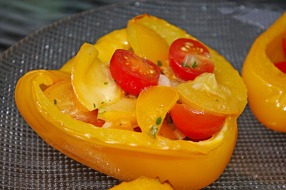 Tomatensalat in Paprikakörbchen