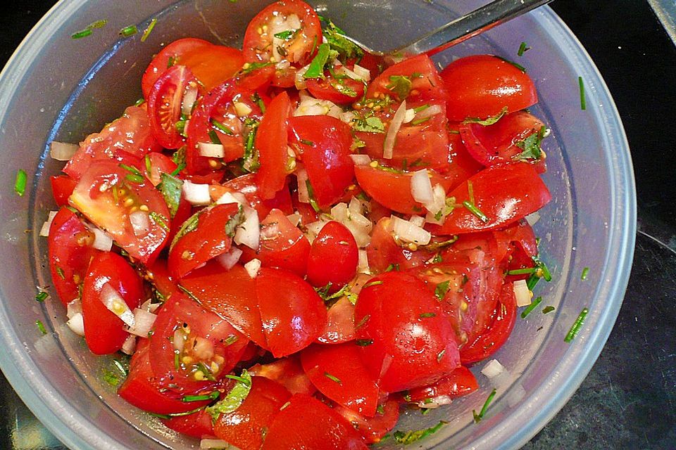 Tomatensalat in Paprikakörbchen