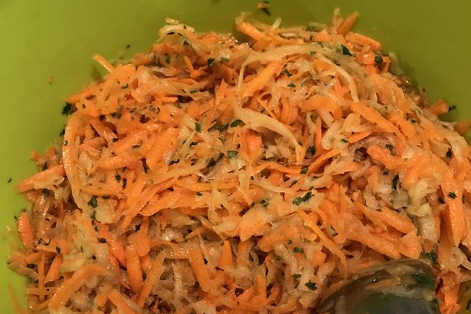 Süß - pikanter Karottensalat