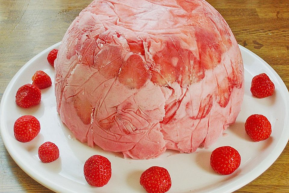 Joghurt  - Eisbombe mit Erdbeeren