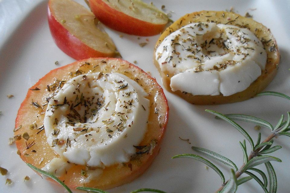 Apfel, mit Ziegenkäse überbacken