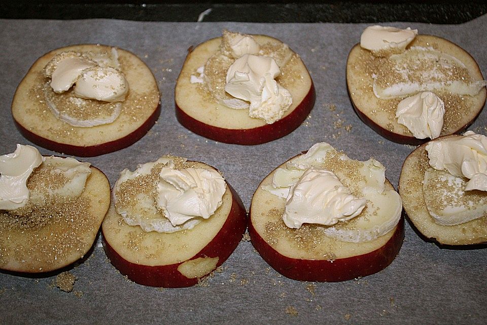 Apfel, mit Ziegenkäse überbacken