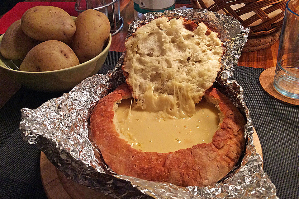 Käsefondue im Brotlaib