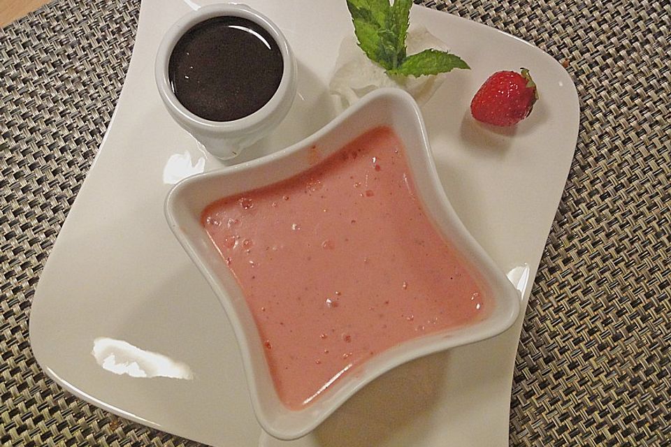 Erdbeer - Pannacotta mit Erdbeerrotweinsoße