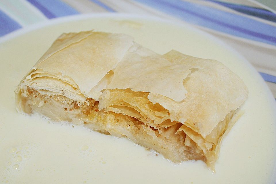 Altwiener Apfelstrudel mit Vanillesauce