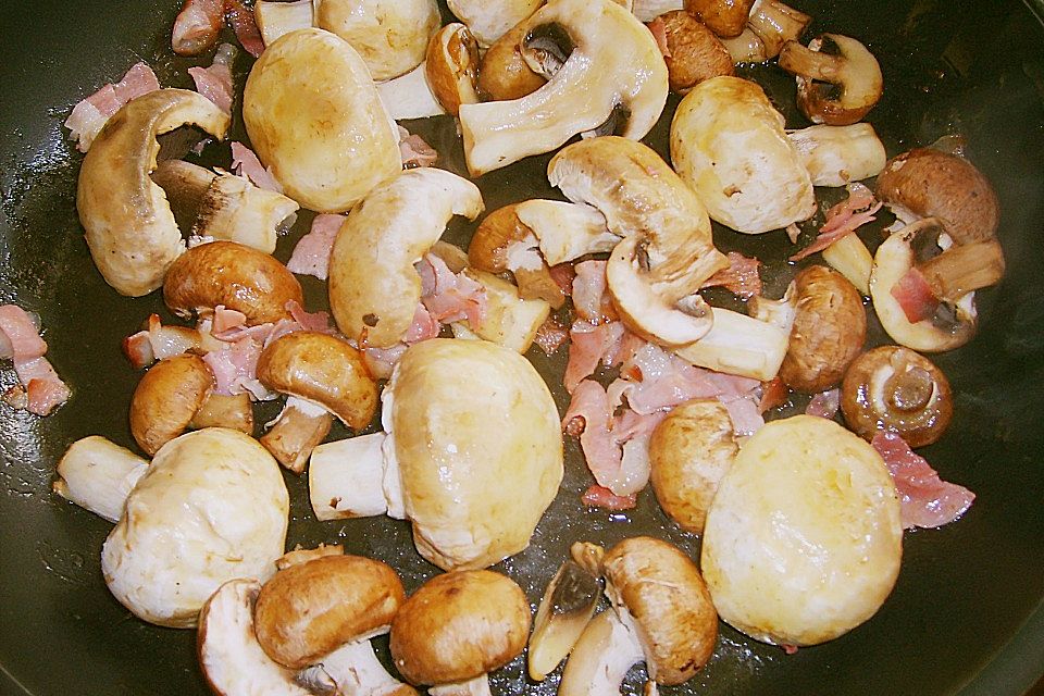 Schweinefilet  mit gebratenen  Champignons