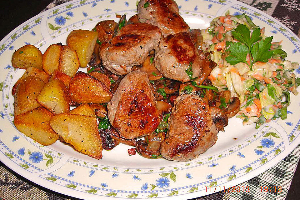 Schweinefilet  mit gebratenen  Champignons