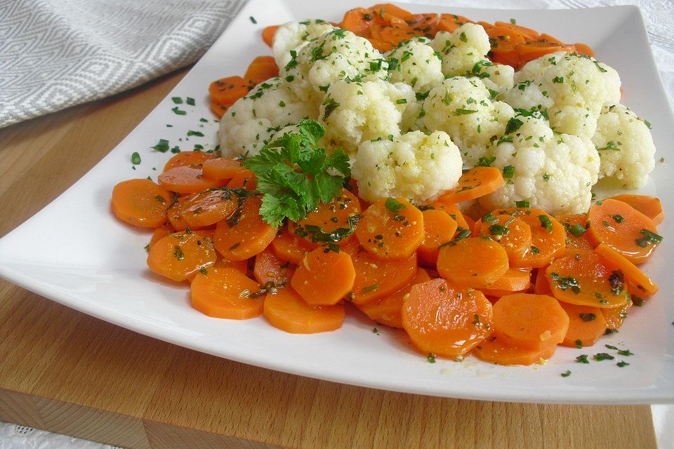 Blumenkohl  - Möhren - Salatplatte