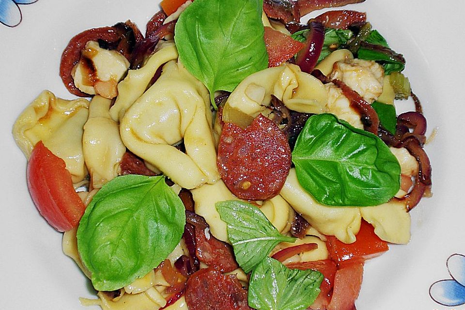 Lauwarmer Tortellinisalat mit Gemüse