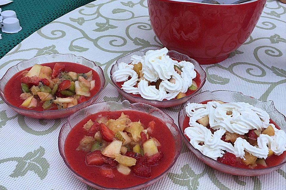 Fruchtsalat auf Erdbeerschaum