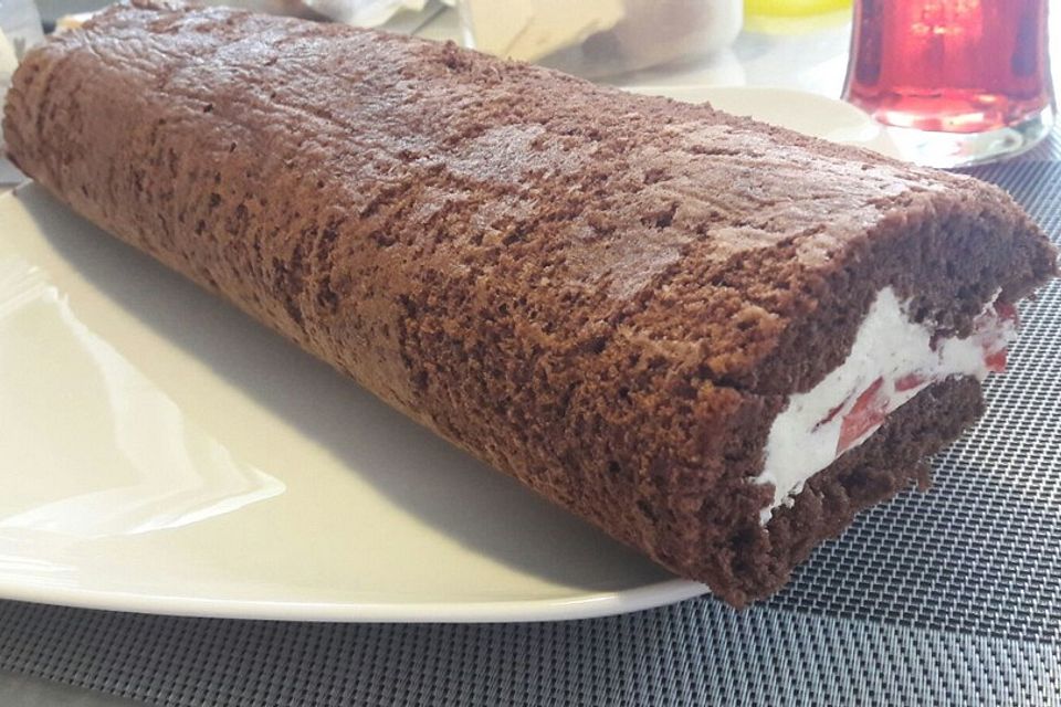 Biskuitroulade mit Sahne