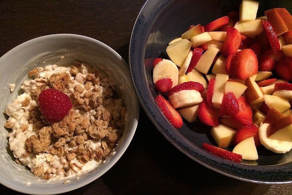 Joghurt - Knuspermüsli mit Obstsalat