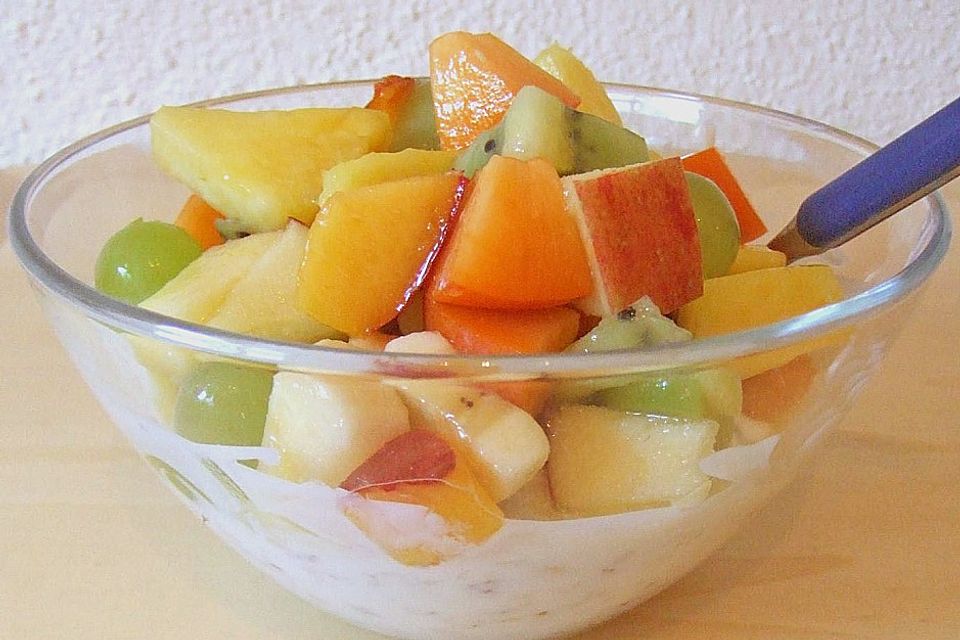 Joghurt - Knuspermüsli mit Obstsalat