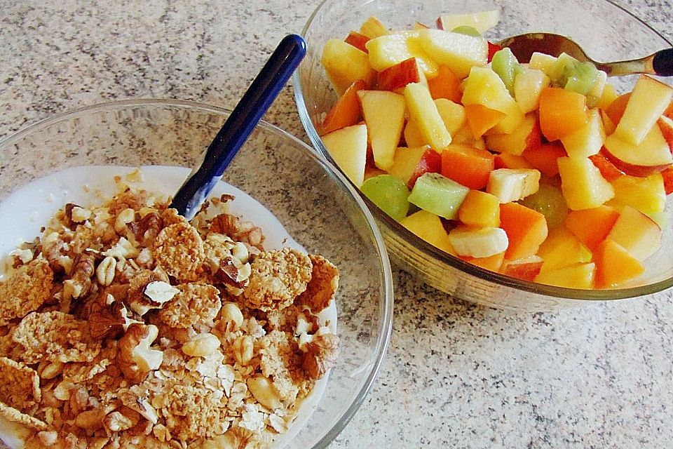 Joghurt - Knuspermüsli mit Obstsalat