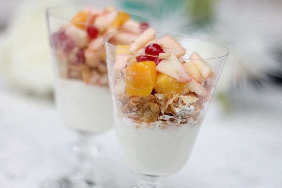 Joghurt - Knuspermüsli mit Obstsalat