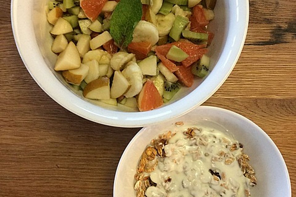 Joghurt - Knuspermüsli mit Obstsalat