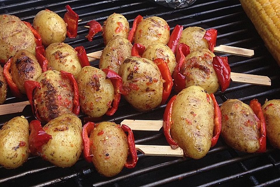 Feurige Kartoffelspieße vom Grill