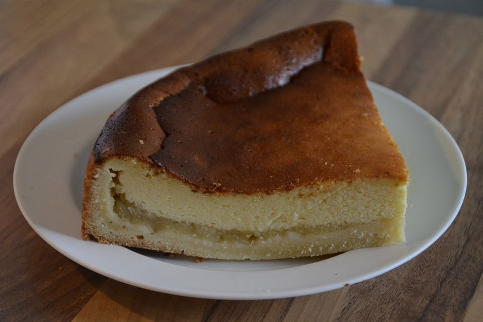 Käsekuchen mit Apfelkompott