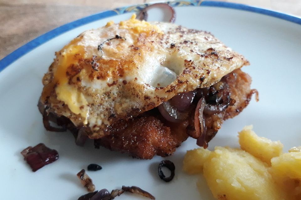 Holzfällerschnitzel mit Spiegelei