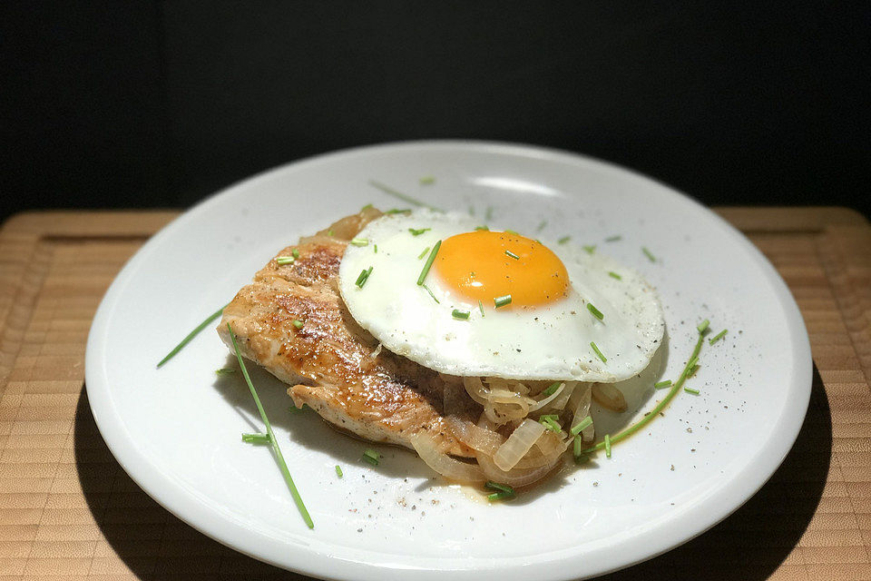 Holzfällerschnitzel mit Spiegelei