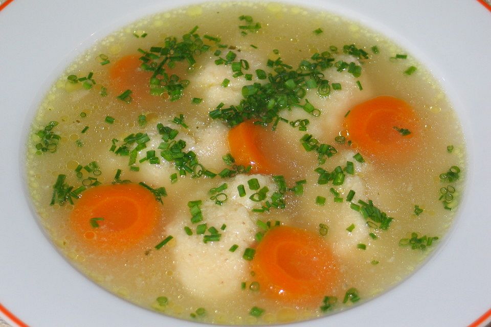 Rindssuppe mit Topfengrießnockerl