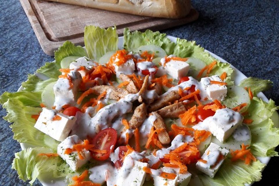 Bunter Salat mit Putenstreifen