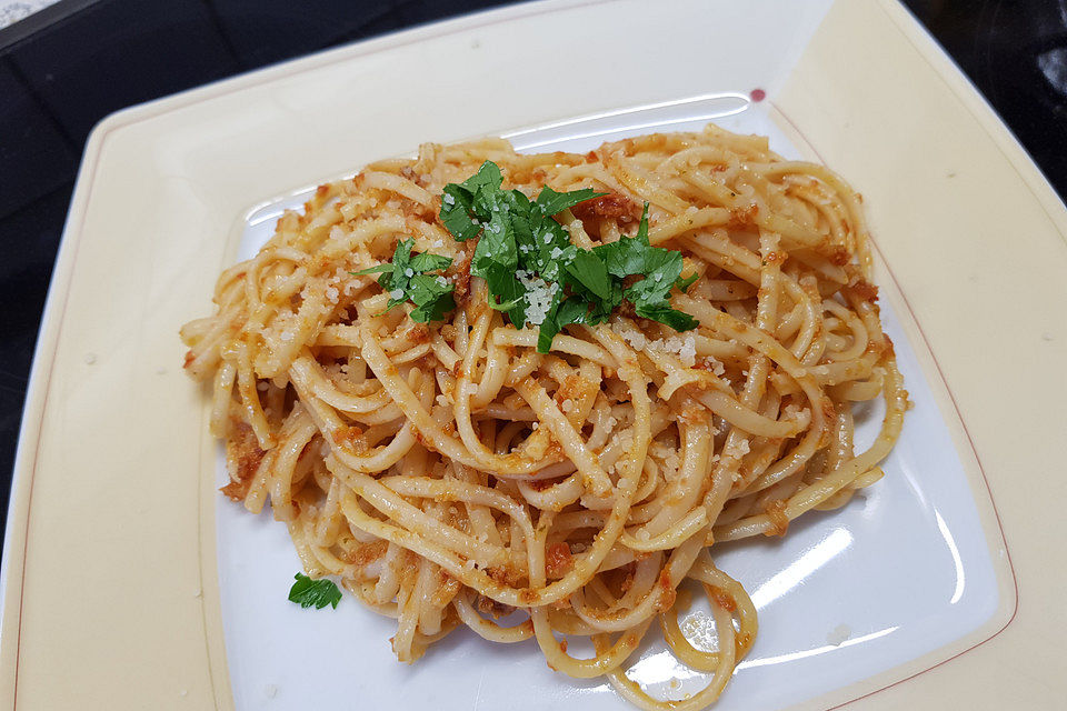 Spaghetti mit rotem Pesto