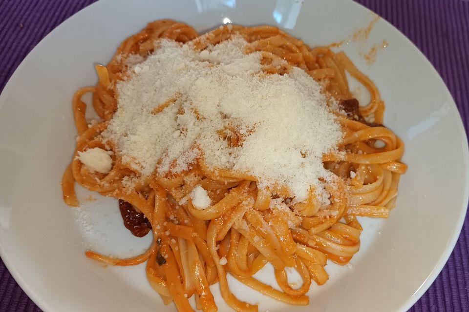 Spaghetti mit rotem Pesto