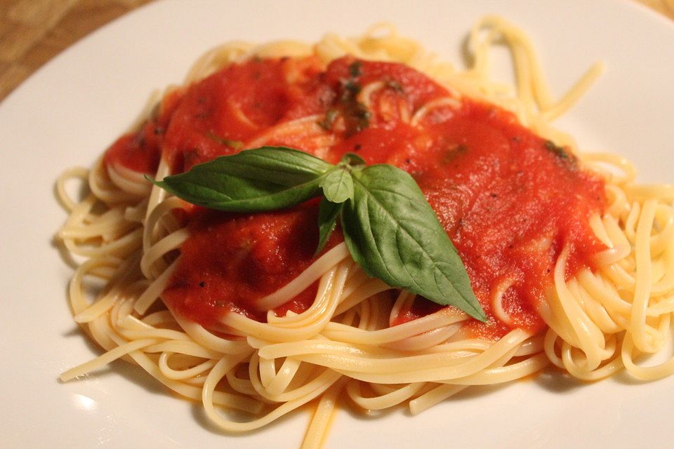 Frische Tomatensoße mit Knoblauch