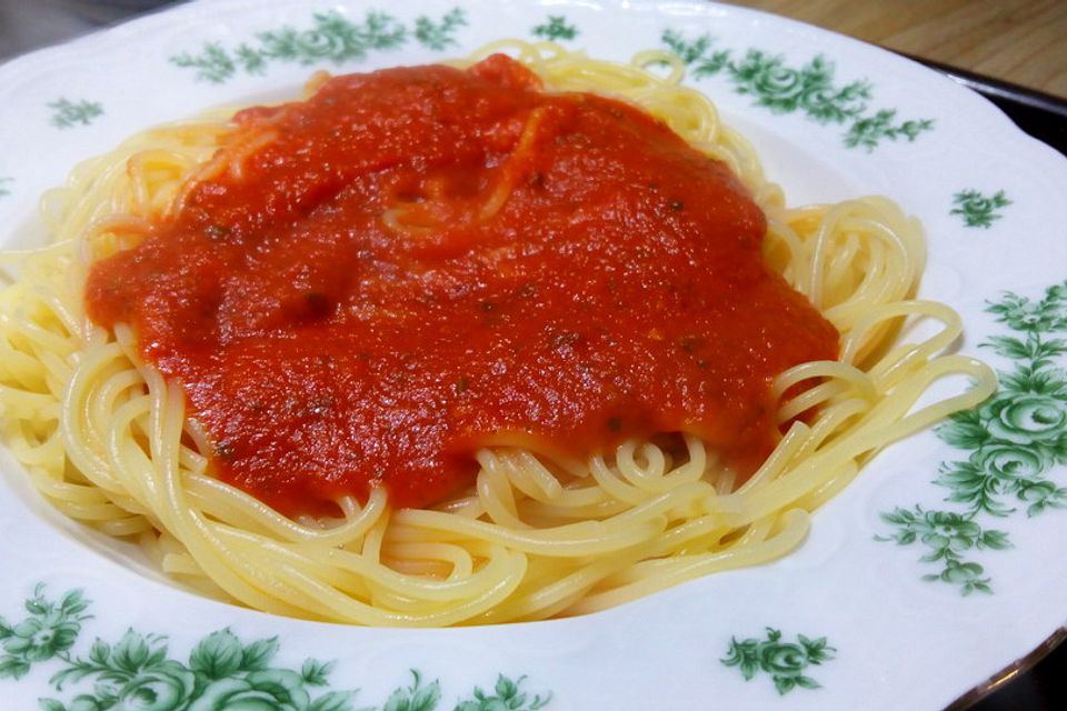 Frische Tomatensoße mit Knoblauch