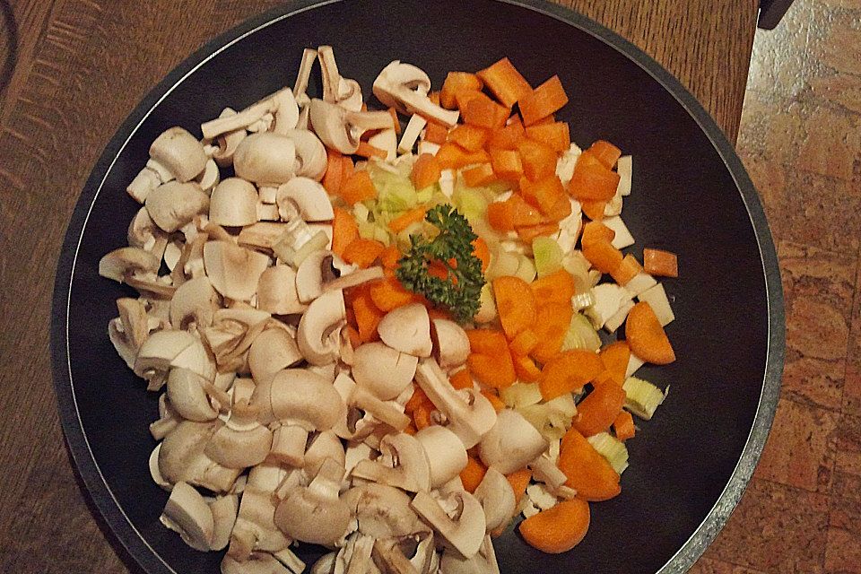 Vegetarische Nudelpfanne mit Schafskäse