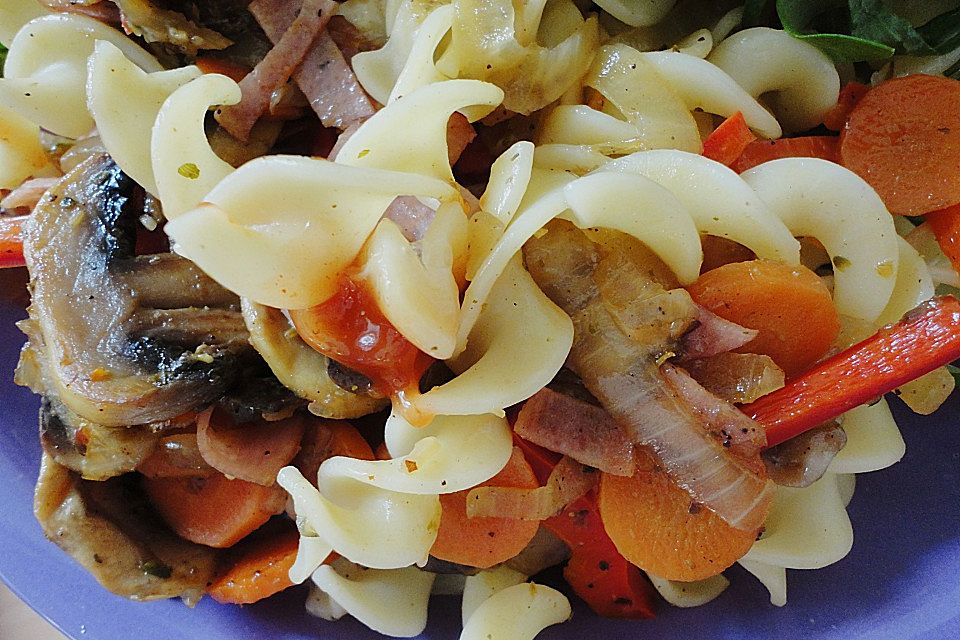 Vegetarische Nudelpfanne mit Schafskäse