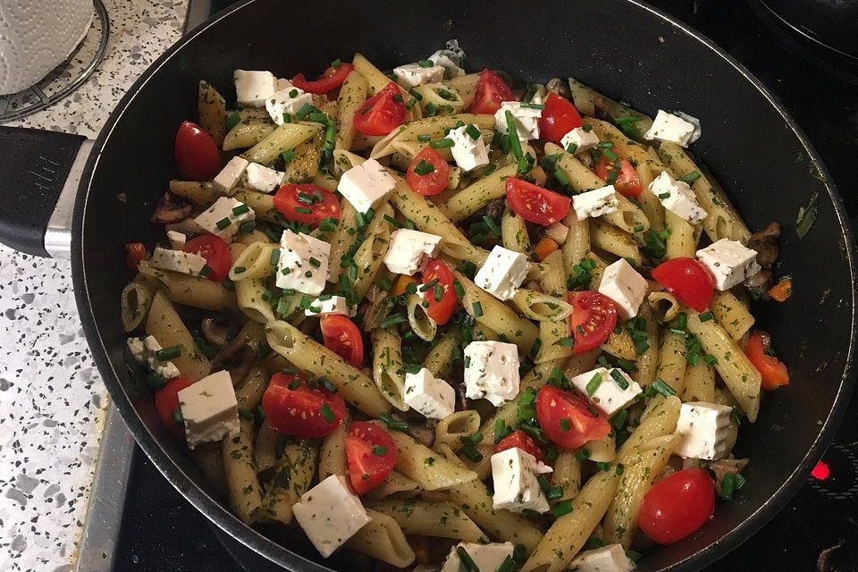 Vegetarische Nudelpfanne mit Schafskäse