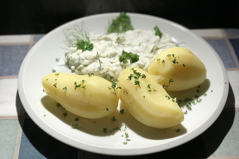 Neue Kartoffeln mit Kräuterquark