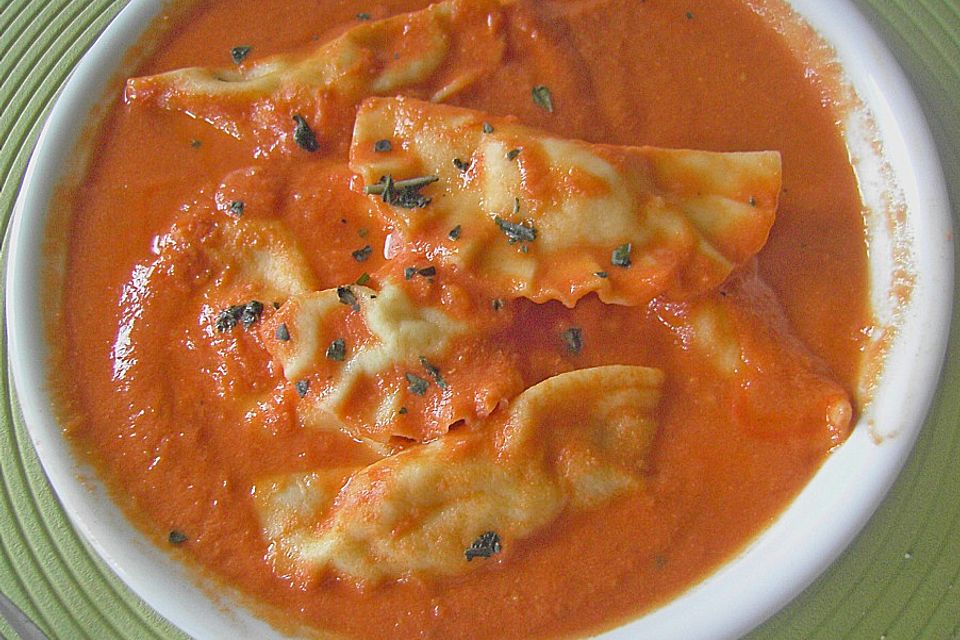 Lachsgefüllte Ravioli in Tomatensahnesoße