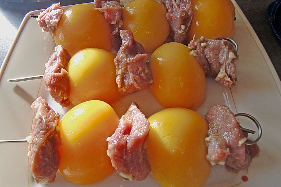 Gegrillte Lammspieße mit Aprikosen