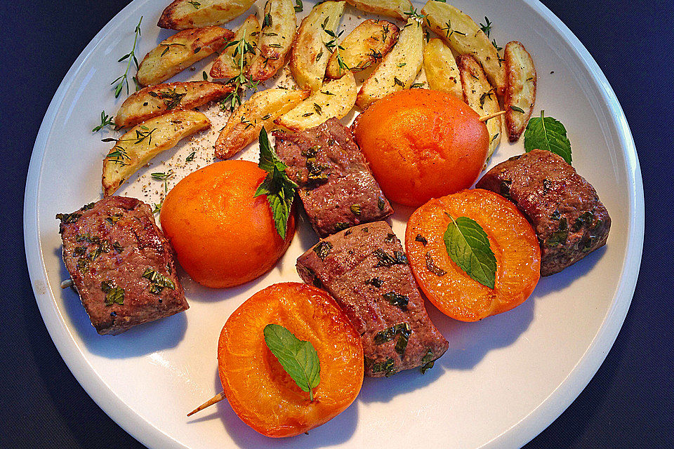 Gegrillte Lammspieße mit Aprikosen