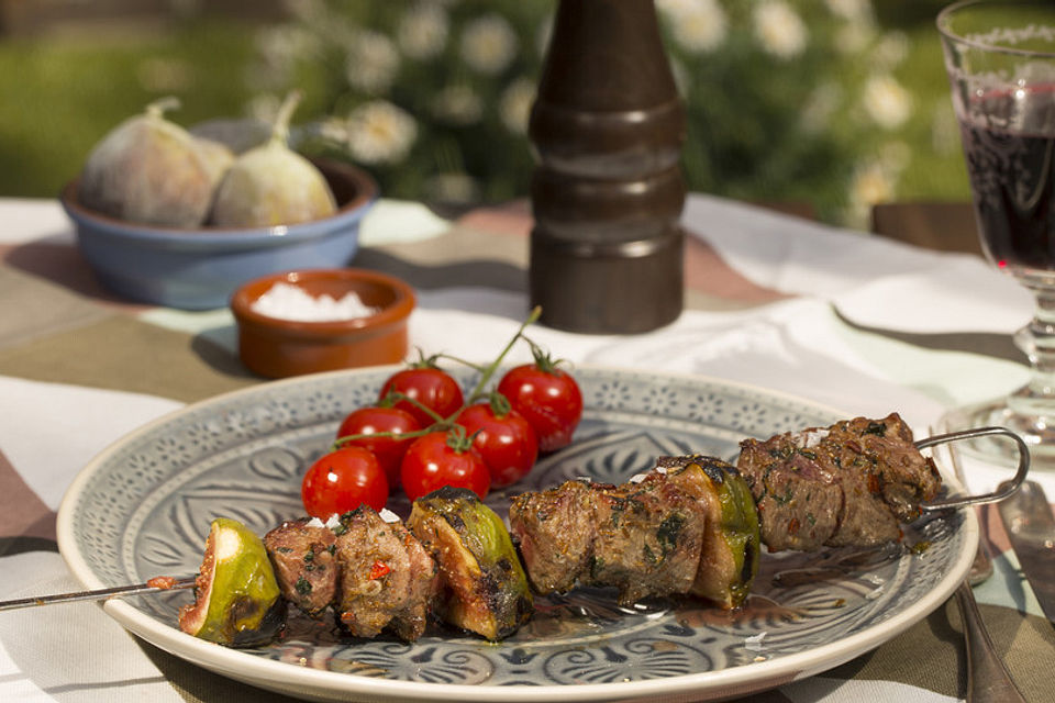 Gegrillte Lammspieße mit Aprikosen