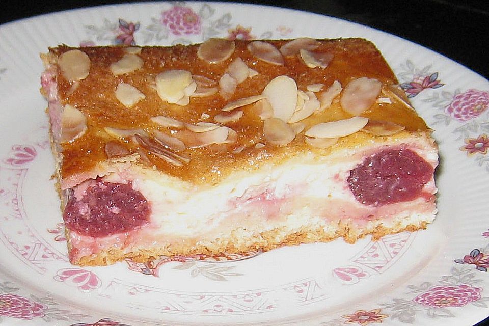 Gedeckter Kirschkuchen mit Vanillecreme